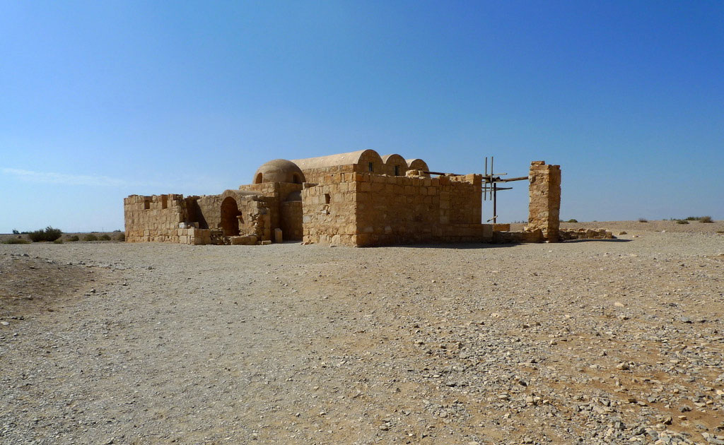 L'extérieur du Qusair Amra : les thermes et la noria